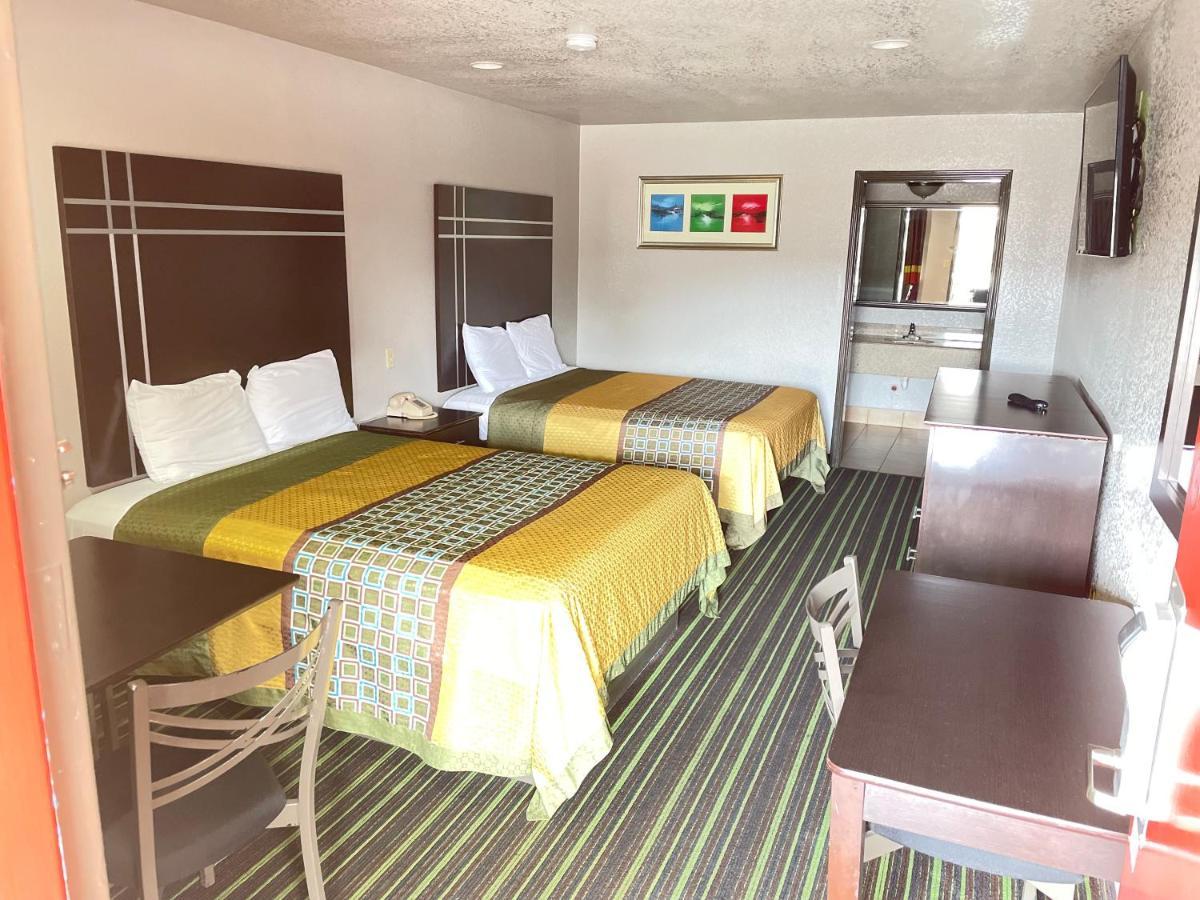 Regency Inn - 钱诺夫 外观 照片