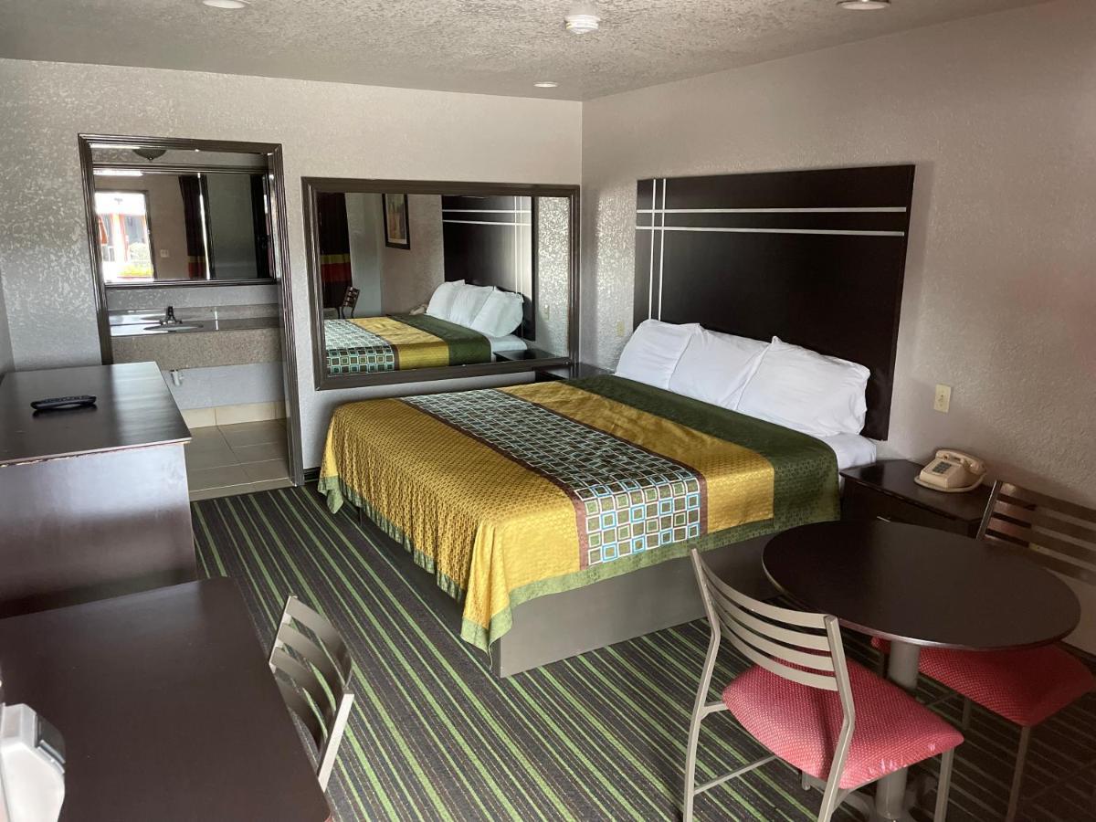 Regency Inn - 钱诺夫 外观 照片