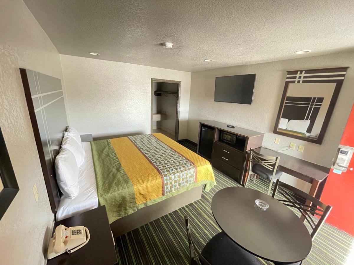 Regency Inn - 钱诺夫 外观 照片